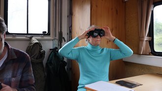 Biberberaterin testet Inhalt des Bibertourrucksacks