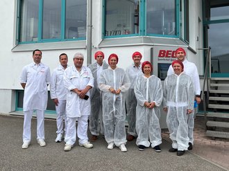 Regierungspräsidentin Susanne Bay mit Mitarbeitenden des Ferkelschlachthofs Beck in Neu-Kupfer
