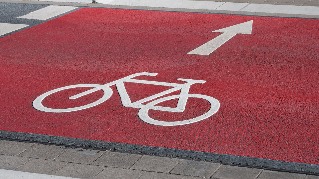 Fahrbahnmarkierung - Schutzstreifen für Radfahrer - sicherer Radweg