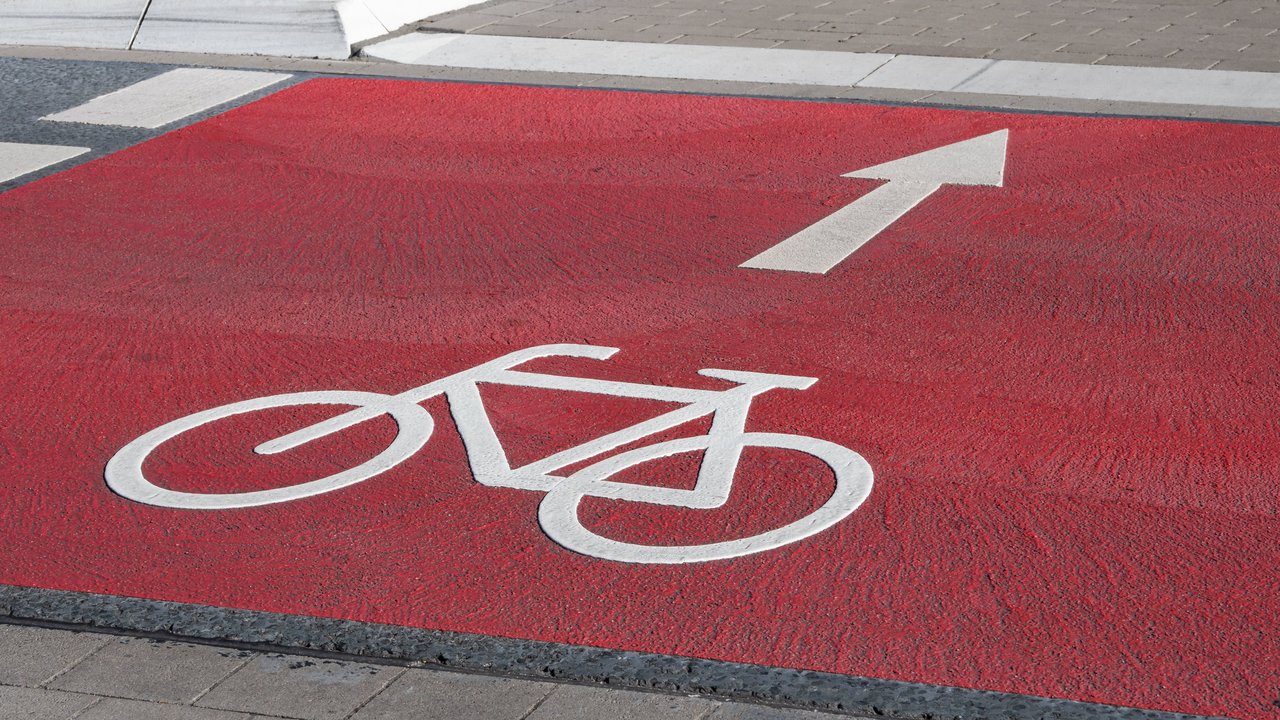 Fahrbahnmarkierung - Schutzstreifen für Radfahrer - sicherer Radweg