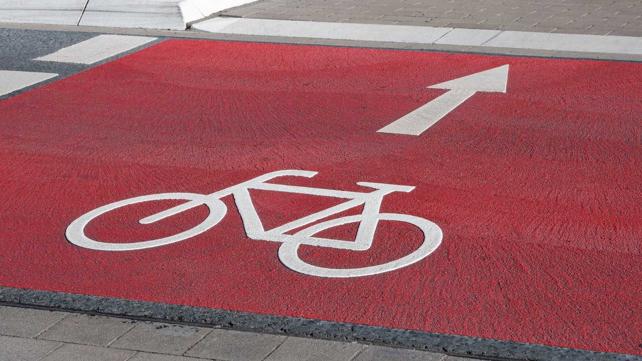 Fahrbahnmarkierung - Schutzstreifen für Radfahrer - sicherer Radweg