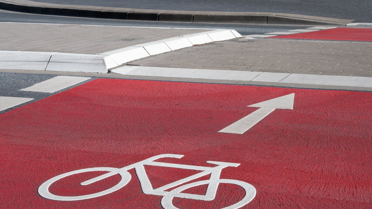 Fahrbahnmarkierung - Schutzstreifen für Radfahrer - sicherer Radweg