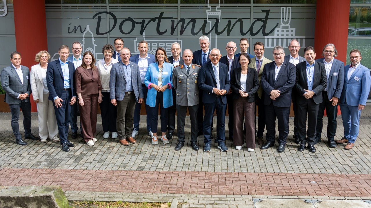 Heinrich Böckelühr (vordere Reihe, sechster von rechts), Regierungspräsident der Bezirksregierung Arnsberg, begrüßte bei der 45. Bundeskonferenz in Dortmund die Leiterinnen und Leiter der Regierungspräsidien und Landesverwaltungsbehörden der staatlichen Mittelinstanz der Bundesländer.