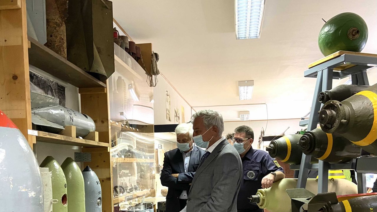 KMBD-Leiter Vendel führt Innenminister Strobl und Regierungspräsidenten Reimer durch die Lehrmittelsammlung