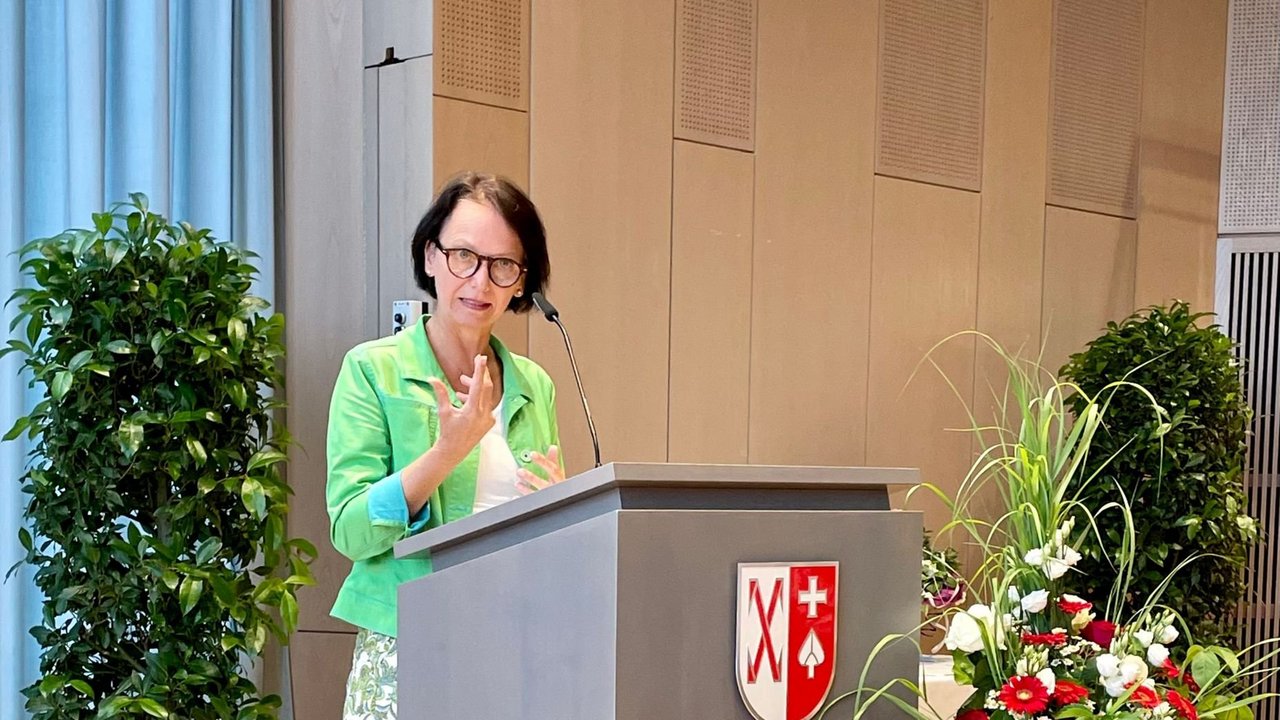 Auch auf Herausforderungen für einen Oberbürgermeister, die Verwaltung sowie die Gesellschaft als Ganzes ging Regierungspräsidentin Susanne Bay ein Auch auf Herausforderungen für einen Oberbürgermeister, die Verwaltung sowie die Gesellschaft als Ganzes ging Regierungspräsidentin Susanne Bay ein