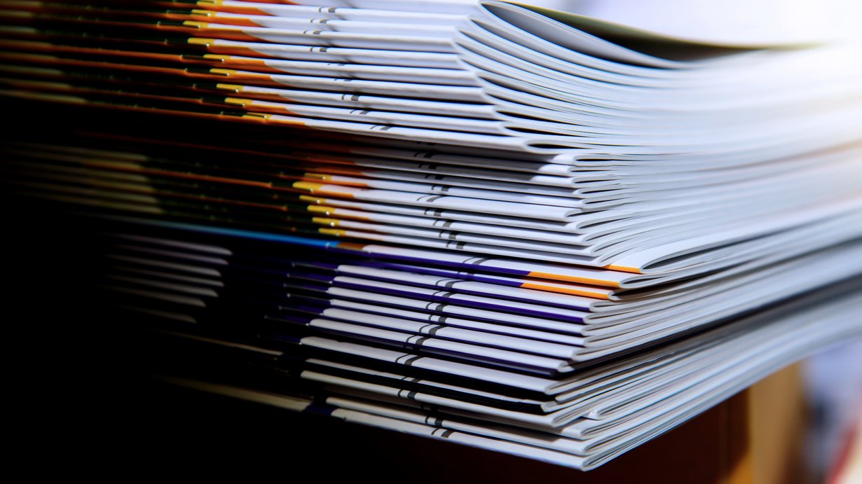 Bild zeigt einen Stapel Zeitschriften