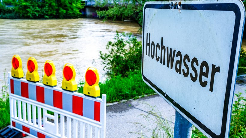 Bild zeigt Absperrung vor einem hochwasserführenden Fluss