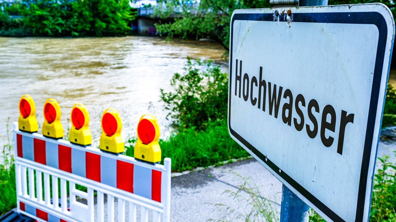 Bild zeigt Absperrung vor einem hochwasserführenden Fluss