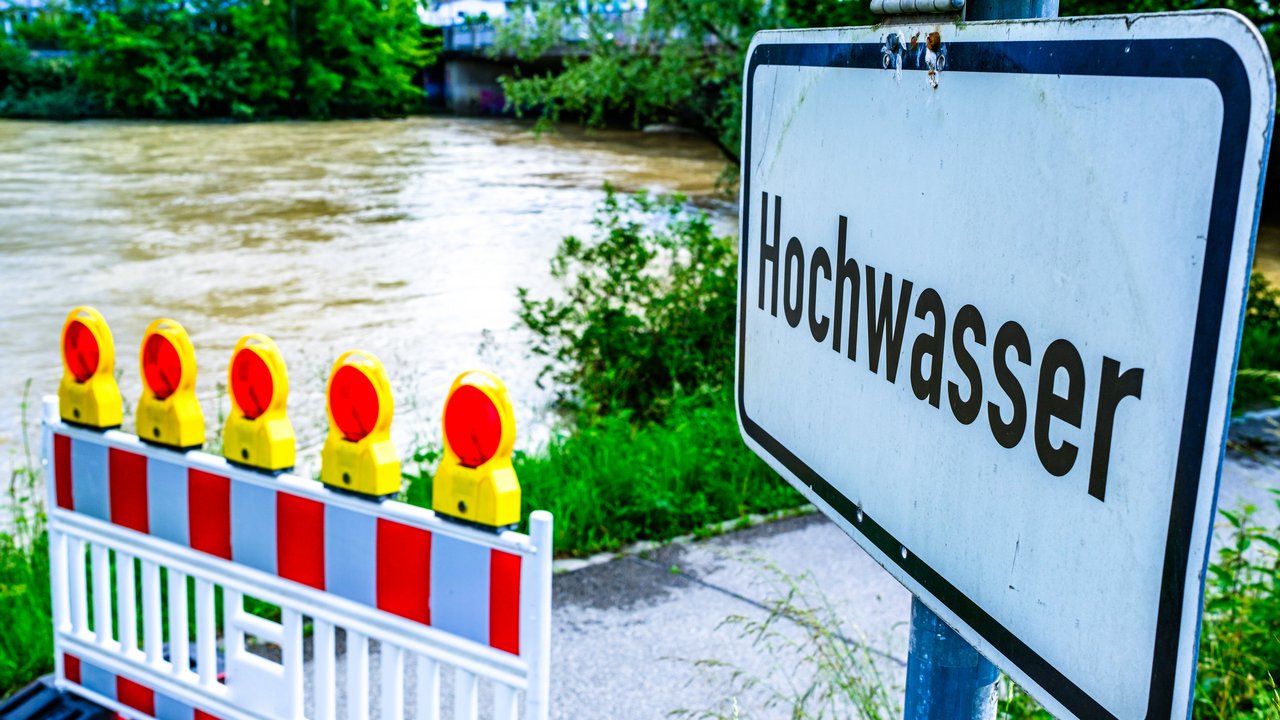 Bild zeigt Absperrung vor einem hochwasserführenden Fluss