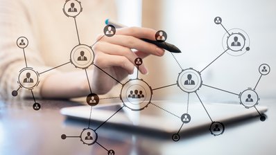 Frau zeichnet Organigramm