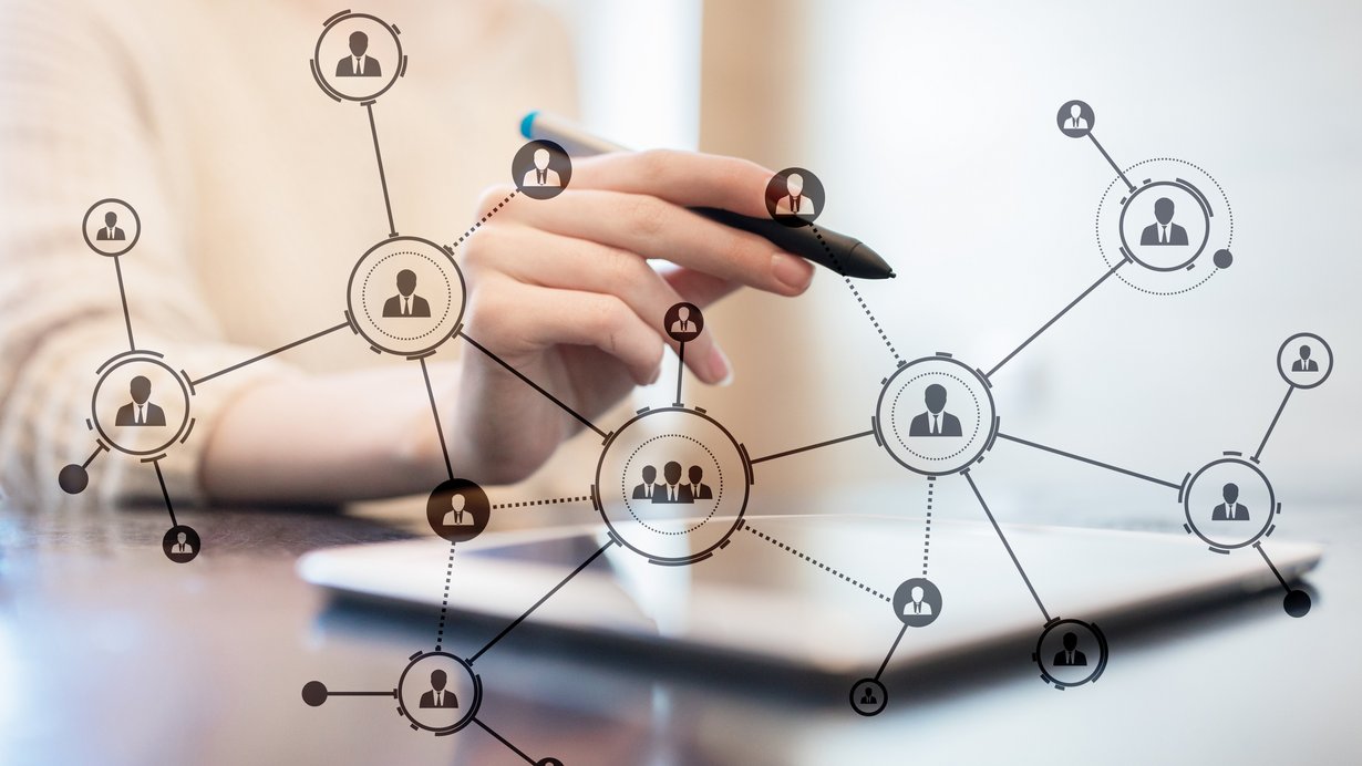 Frau zeichnet Organigramm