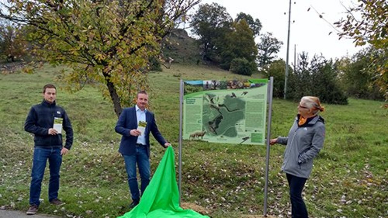Einweihung der Informationstafeln, v.l.n.r. Sven Krauß (Bauamtsleiter), Bürgermeister Holger Weise, Ulrike Möck (RPS)