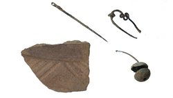 Späthallstattzeitliche Funde: Nähnadel, Schlangenfibel, Ohrring sowie eine riefenverzierte Scherbe von der Lenensburg. 