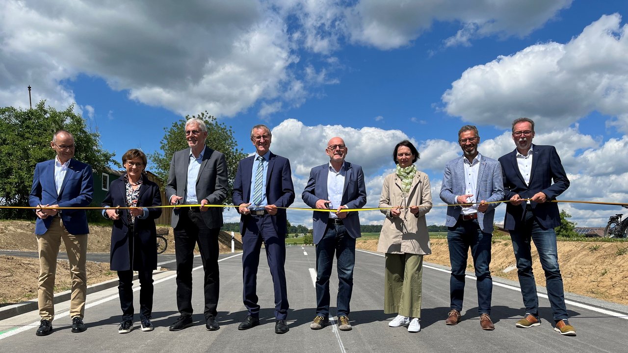 Bild zeigt Verkehrsminister Hermann mit Regierungspräsidentin Bay und Landrat Bernhard und 5 andere Personen bei der Verkehrsfreigabe