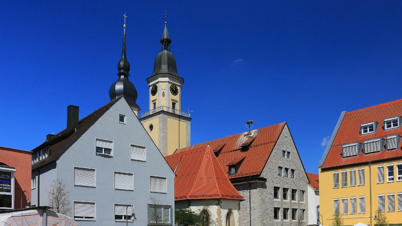 Bild zeigt Häuser und eine Kirchturm in Crailsheim