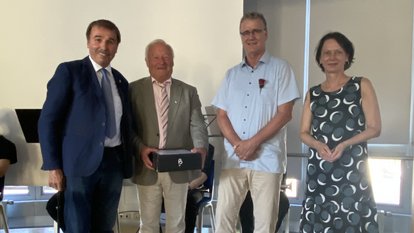 Regierungspräsidentin Susanne Bay (rechts) mit Reiner Strehle (zweiter von links), Dr. Stephan Schweizer (Geislingen) und Konrad Epple MdL (links) 