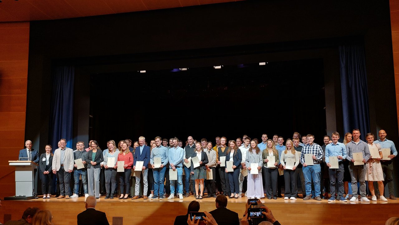 Gruppenbild der Absolventinnen und Absolventen