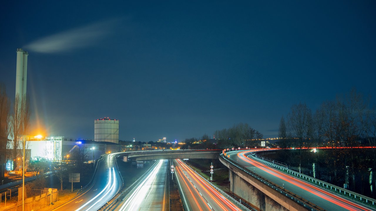 Bild zeigt Straßen bei Nacht mit Lichtstreifen