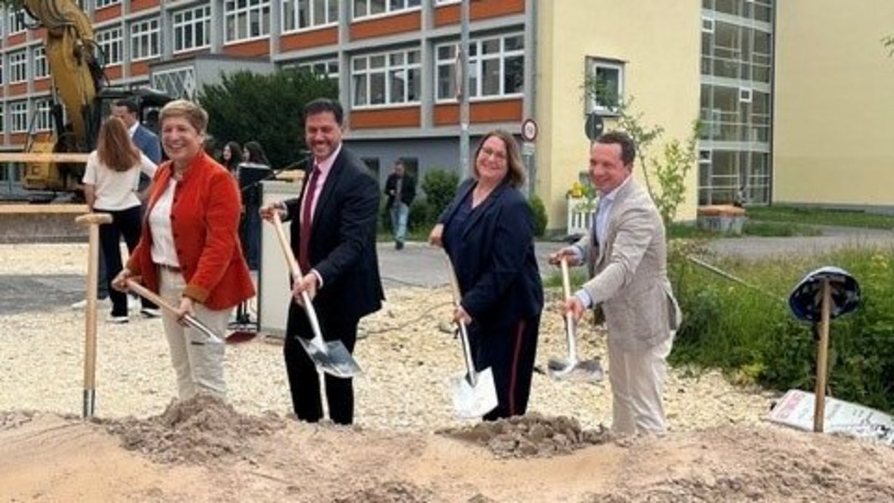 Spatenstich v.l. Nicole Razavi MdL, OB Ignazio Ceffalia, Regierungsvizepräsidentin Sigrun von Strauch und Sascha Binder MdL