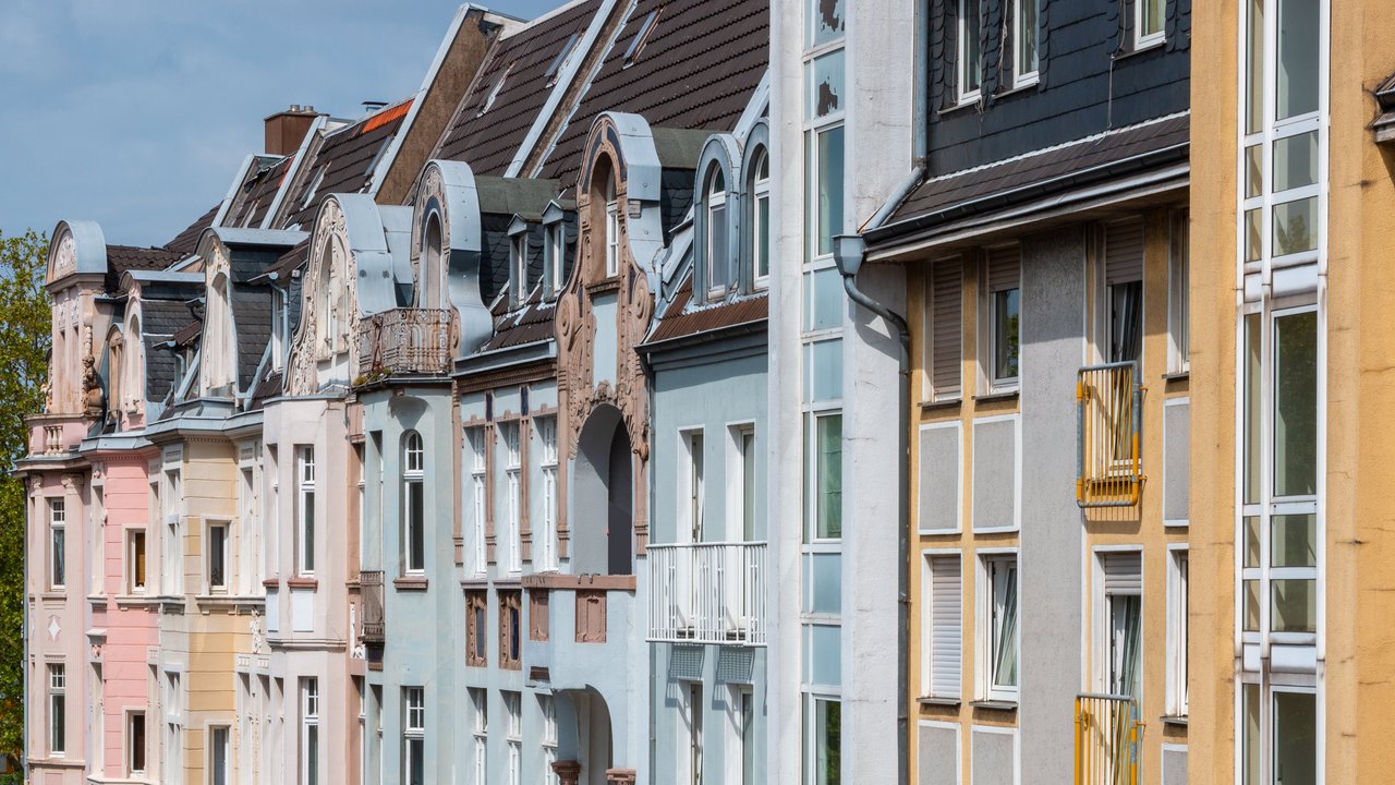 Hausfassaden in einer Stadt