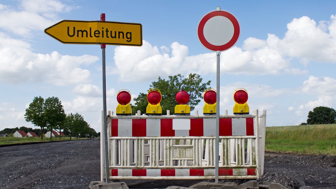 Straßensperrung mit Umleitung