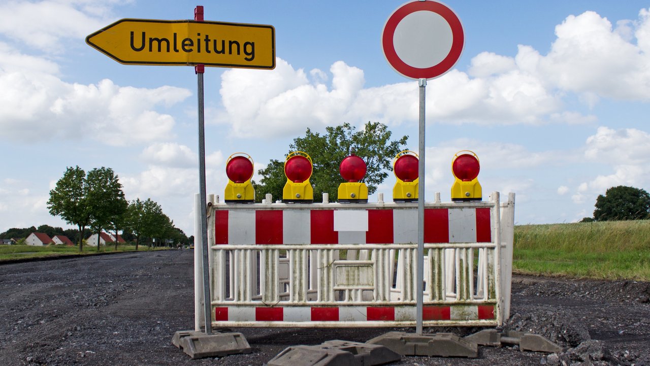 Straßensperrung mit Umleitung