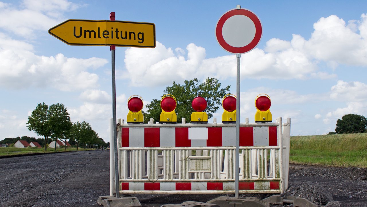 Straßensperrung mit Umleitung