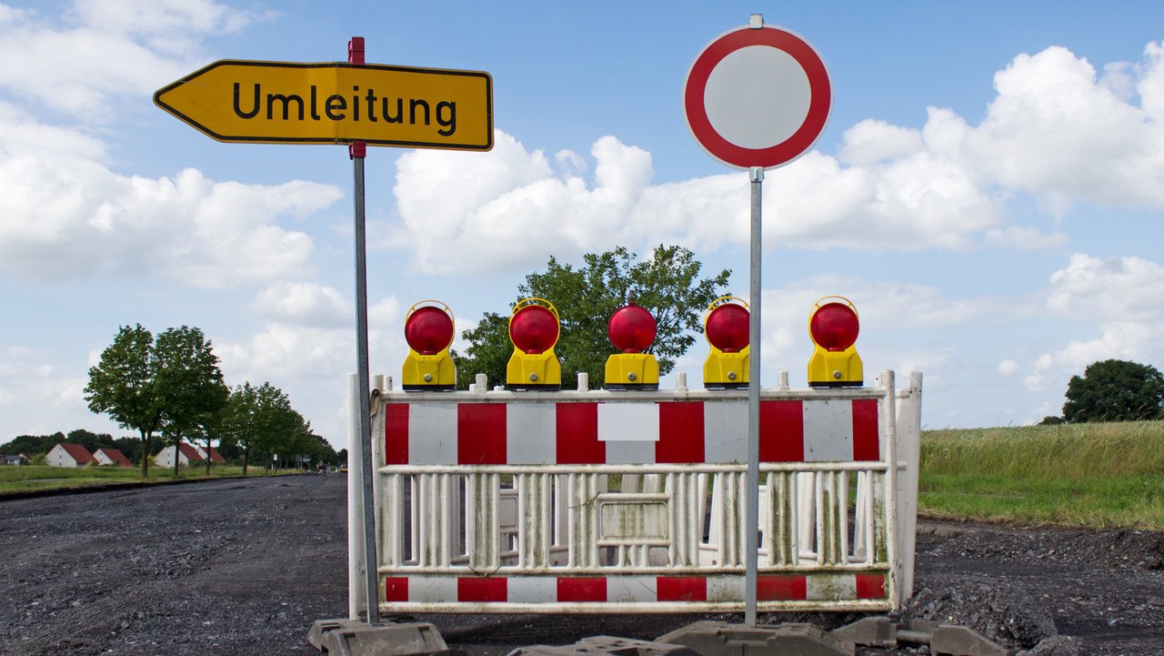 Straßensperrung mit Umleitung