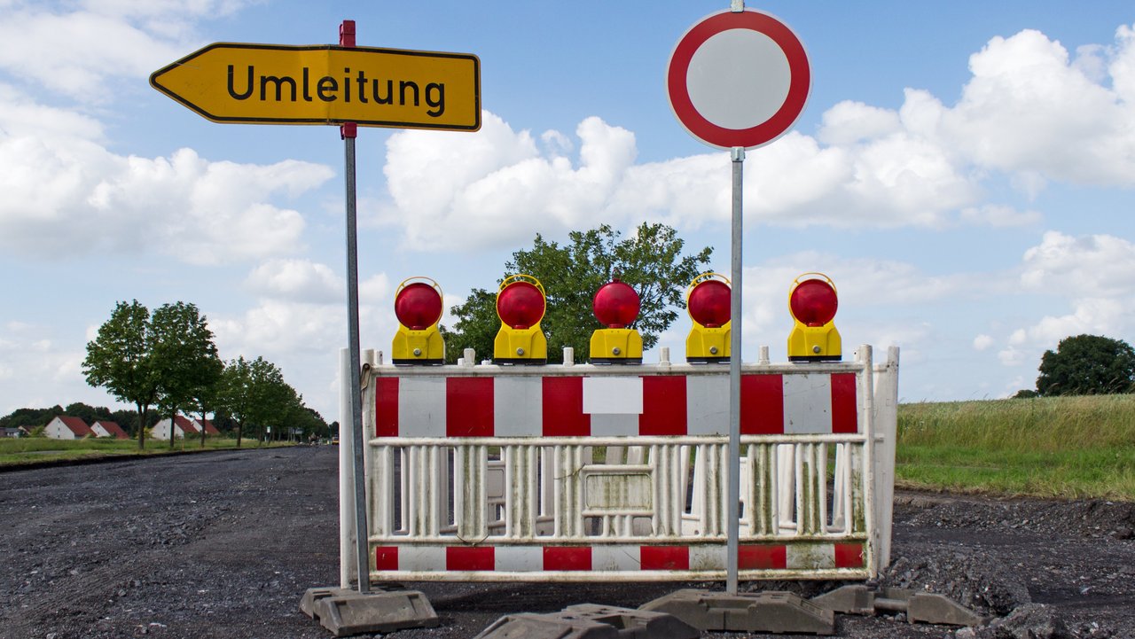 Straßensperrung mit Umleitung