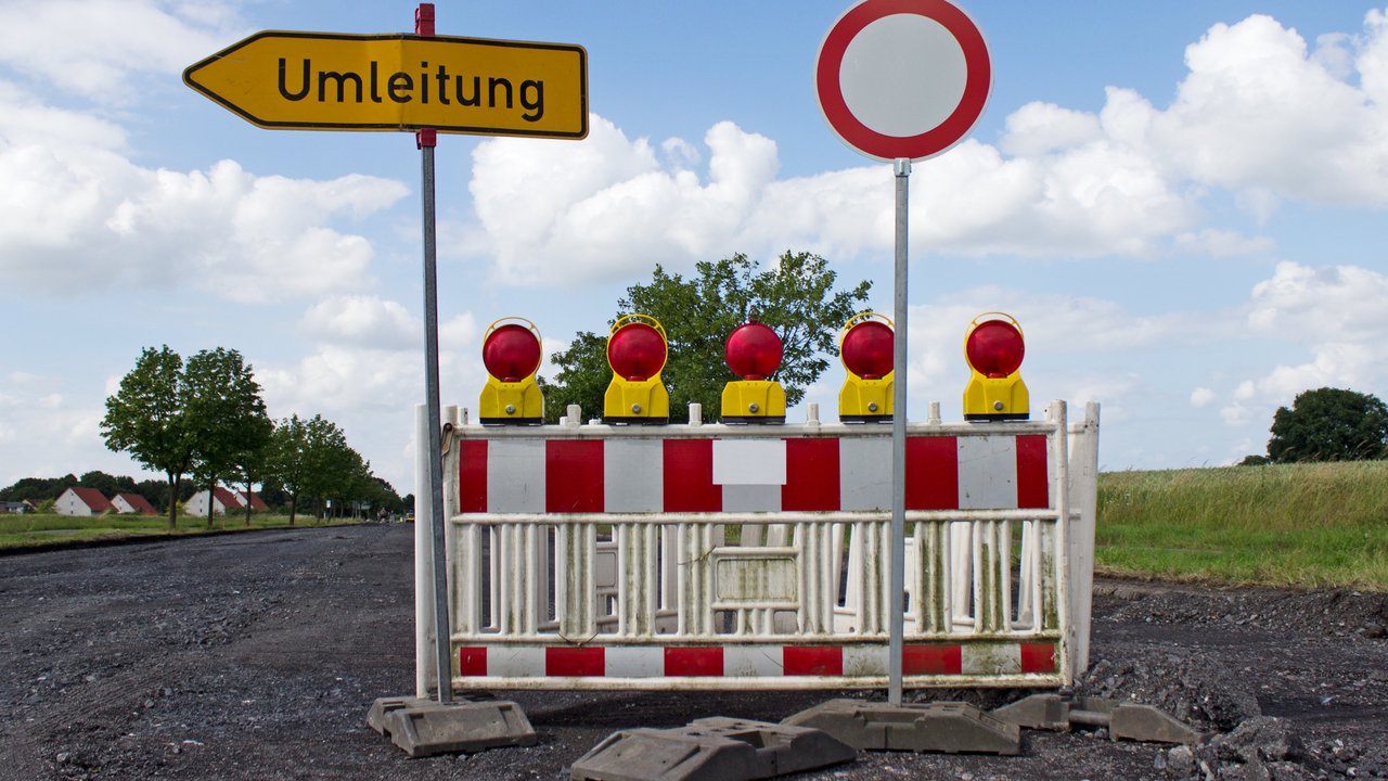 Straßensperrung mit Umleitung