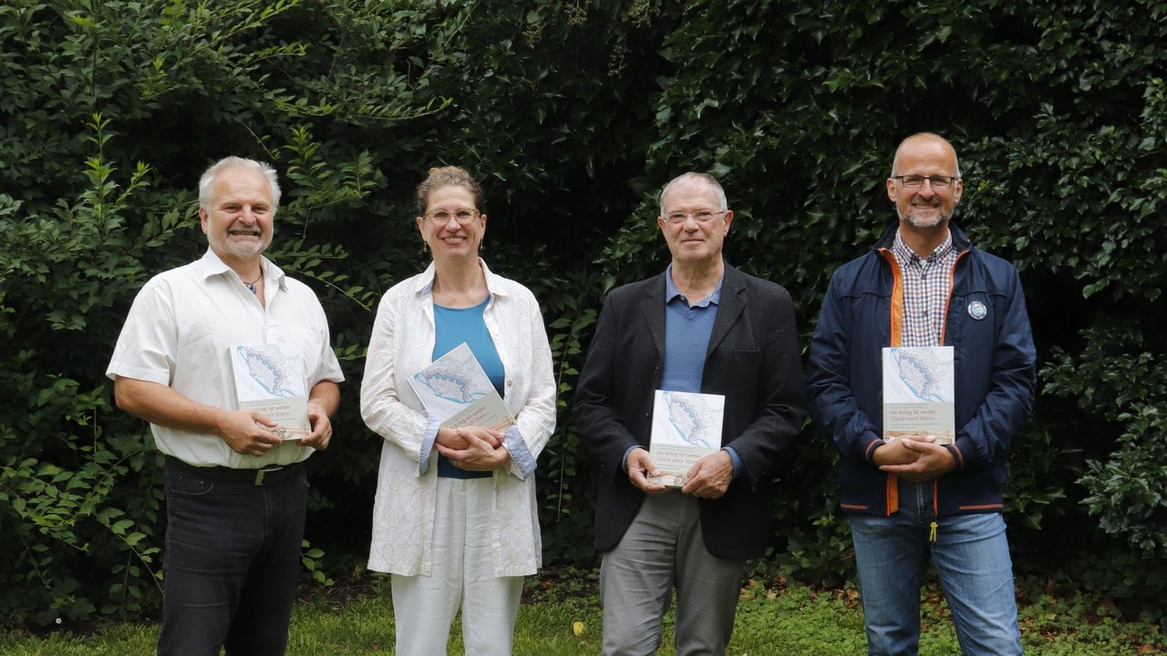 Herausgeber/Herausgeberin des Buches bei der Vernissage (v.l.n.r. Bertram Jenisch, Johanna Regnath, Werner Konold und Andreas Haasis-Bern)