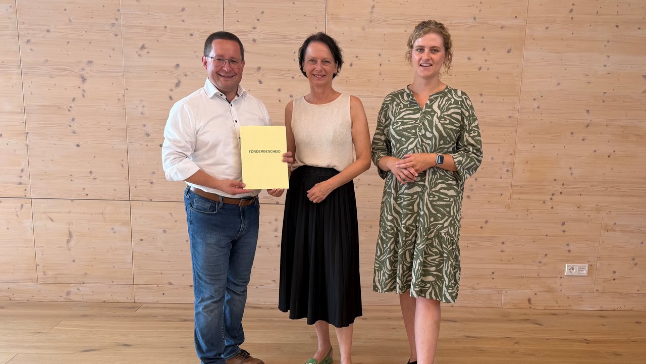 v.l. Bürgermeister Johannes Joas, Regierungspräsidentin Susanne Bay und MdL Clara Resch