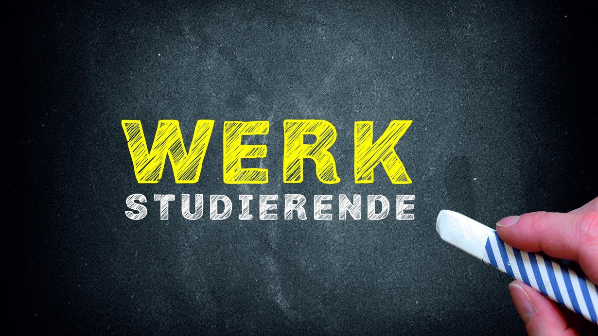 Bild zeigt schwarze Schultafel mit der Aufschrift "Werkstudierende"