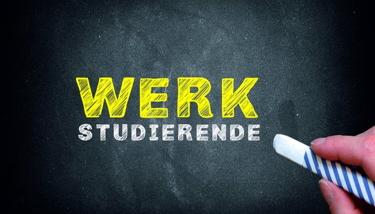 Bild zeigt schwarze Schultafel mit der Aufschrift "Werkstudierende"