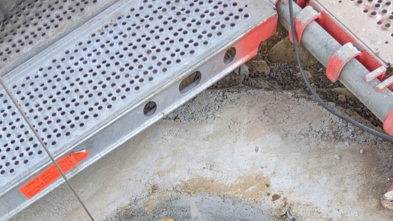 Bild zeigt einen Brunnenschacht von oben