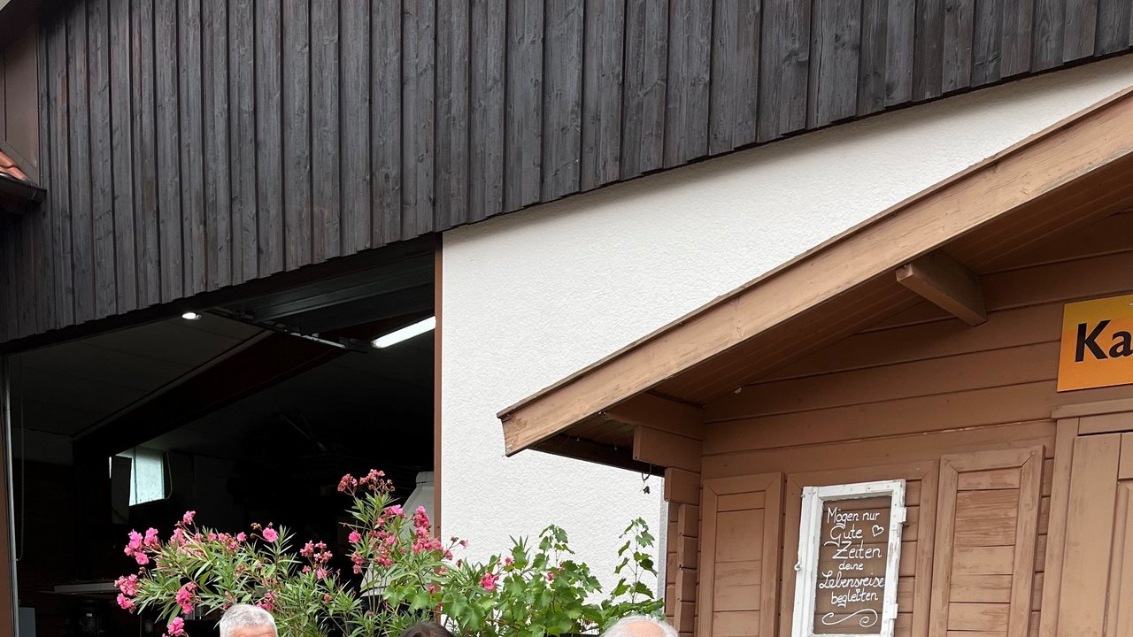 Bild zeigt Regierungspräsidentin Susanne Bay zusammen mit Albrecht Rieß auf dem Kartoffelhof