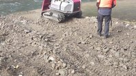 Verteilung von Flusskies mit der selbstfahrenden Raupe an der Murr