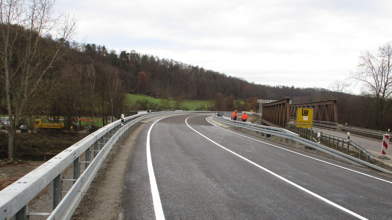 Bild zeigt die Egelseebrücke kurz vor der Freigabe