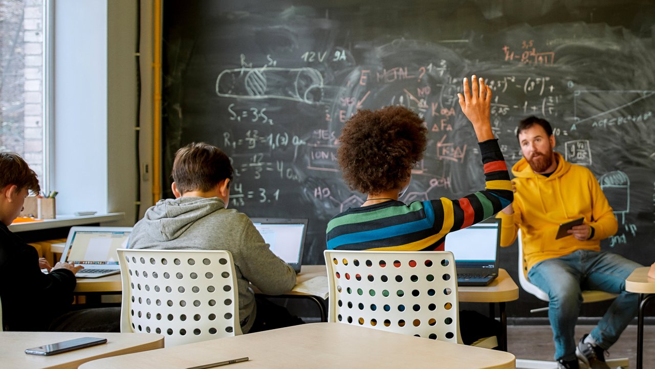 Lehrer unterrichtet Schulklasse