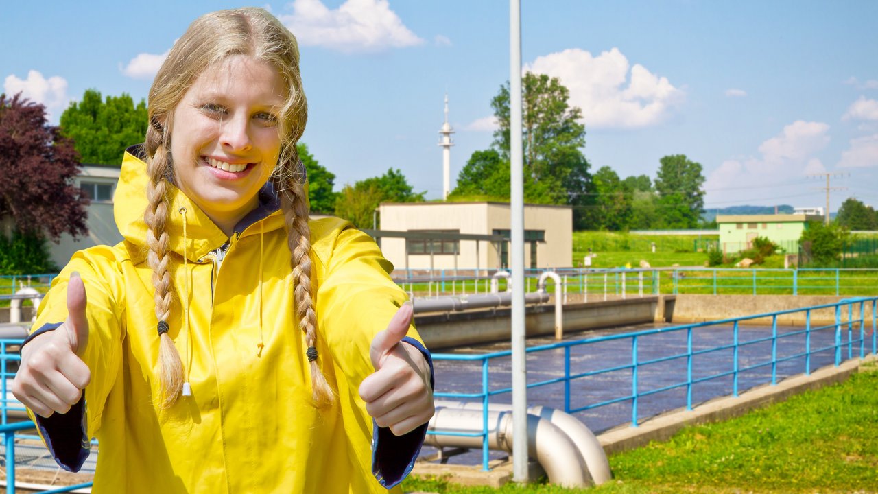Weibliche Fachkraft für Abwassertechnik auf dem Gelände einer Kläranlage