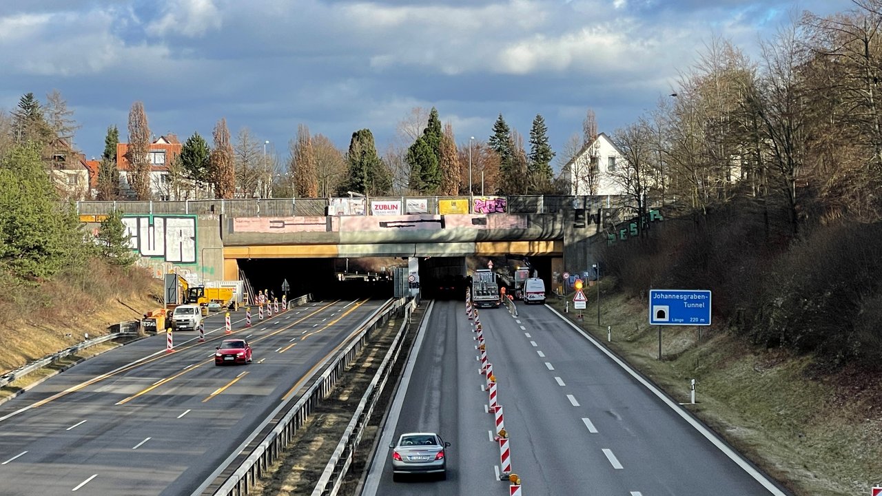 Bild zeigt die B 14 mit Einfahrt zum Johannesgrabentunnel