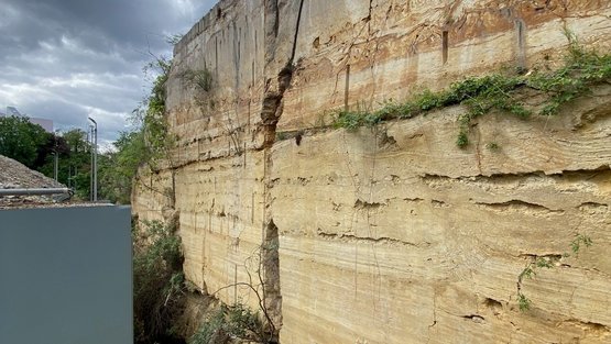 Bild zeigt Wand am Recyclinghof Lauster im Hochformat
