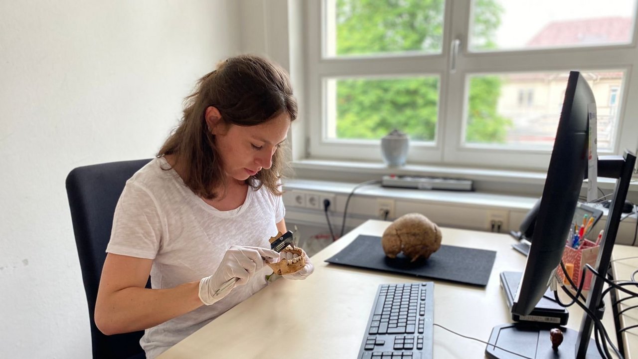 Bild zeigt Stephanie Lissmann am Schreibtisch mit Bildschirm bei der Arbeit