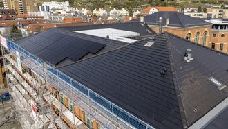 Photovoltaikanlage auf dem Dach von oben