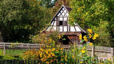 Bauerngarten mit Scheune im Freilichtmuseum in Kürnbach bei Bad Schussenried in Oberschwaben