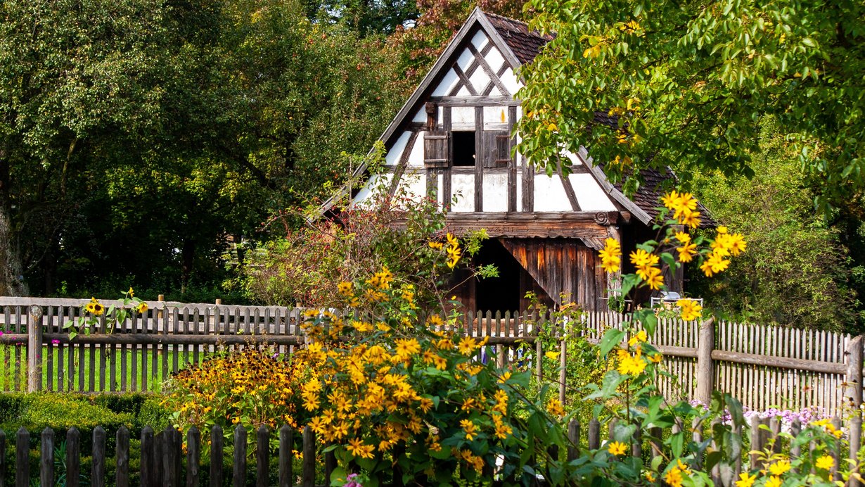 Bauerngarten mit Scheune im Freilichtmuseum in Kürnbach bei Bad Schussenried in Oberschwaben