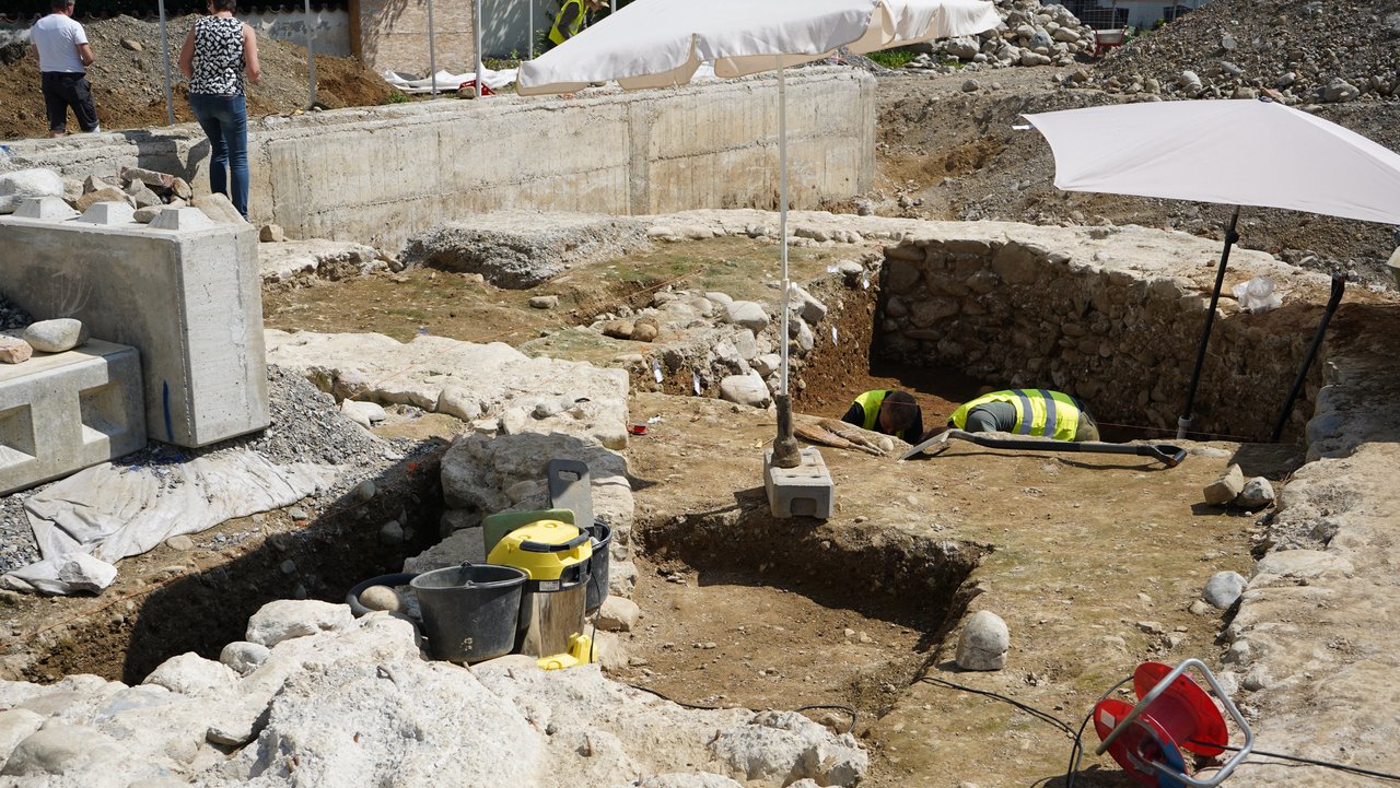 Diözese Rottenburg-Stuttgart / Markus Waggershauser In der Bildmitte ist die Apsis der zweiten Bauphase zu sehen, die sich links hinter dem Betonstein fortsetzt. Im Hintergrund ist die Apsis der 1957 abgerissenen Kirche erkennbar