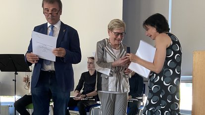Regierungspräsidentin Susanne Bay (rechts) mit Inge Utess-Sulan und Konrad Epple MdL