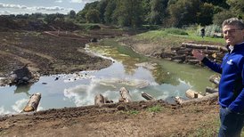Rettenmeier erklärt Gewässerökologie der Jagstschlaufen