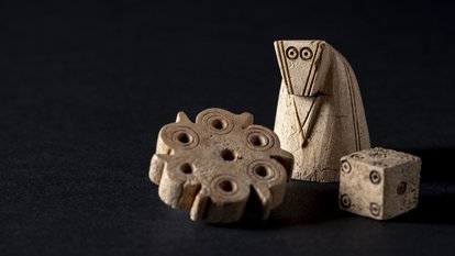 Schachfigur, Spielstein und Würfel des 11./12. Jahrhunderts. Funde der archäologischen Grabung 2022 am Burgstein (Deutschland, Landkreis Reutlingen).